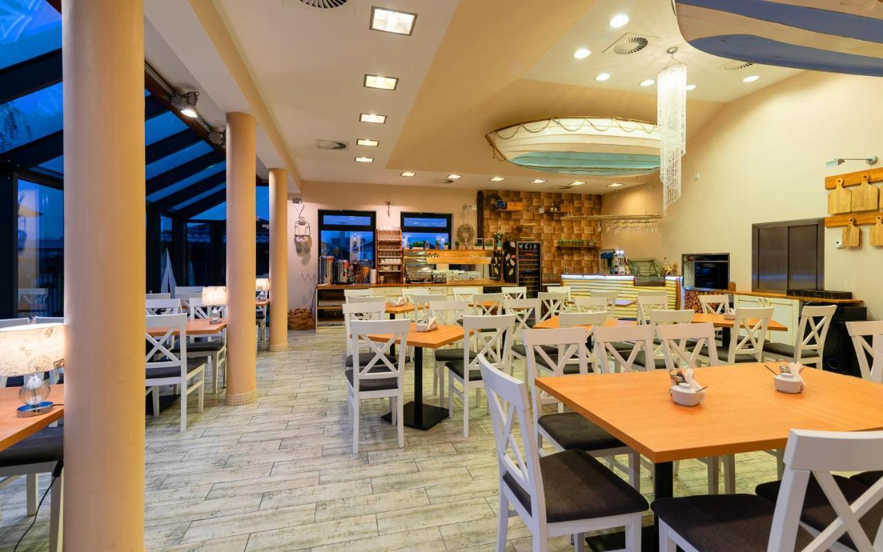 Villa Fenix 尤斯托尼莫斯基 外观 照片